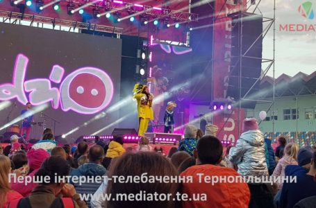 Фанати під парасольками і десятки дисків у натовп. У Тернополі виступив DZIDZIO