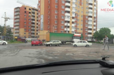 Фура склалася навпіл: ДТП на вулиці Галицькій (Фото)