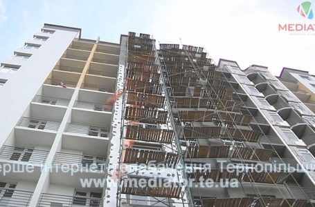 У Тернополі будівельник розбився, випавши з другого поверху