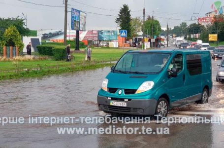 На Тернопільських дорогах автомобілі приймають дощові ванни на ходу (Відео)