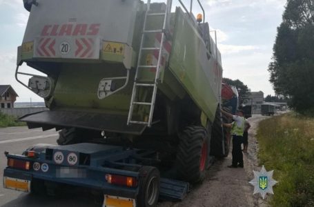 На об’їзній Тернополя ДТП:  вантажівка з комбайном в’їхала в бордюр