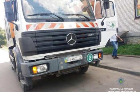 У Тернополі п’яний водій вантажівки наїхав на припарковане авто