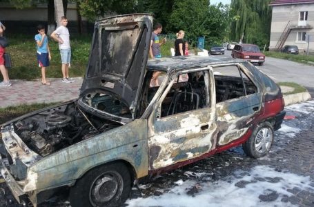 У Зборові через коротке замикання електромережі згорів автомобіль