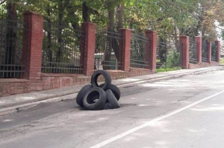 Через ями на дорогах водії Тернопільщини влаштували флешмоб