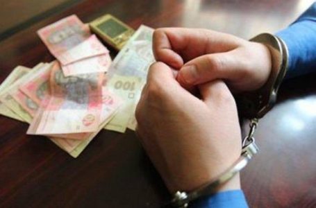 Погорів на гарячому: на Тернопільщині на хабарі затримали чиновника