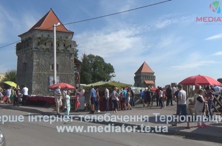 Бій середньовічних лицарів: у Скалаті дзвеніли мечі (Відео)