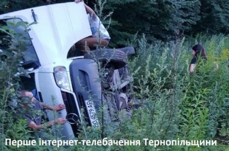 На Тернопільщині мікроавтобус з кількома пасажирами злетів у кювет