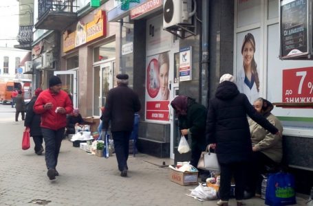 У центрі Тернополя демонтують рекламні вивіски