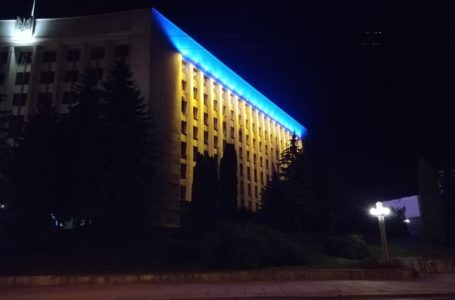 Тернопільський «білий дім» став синьо-жовтим