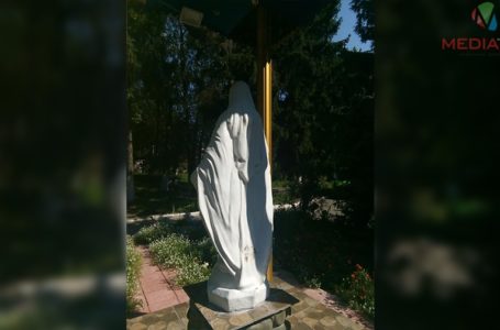 У Тернополі жінка познущалася з фігури Богородиці (Фото)