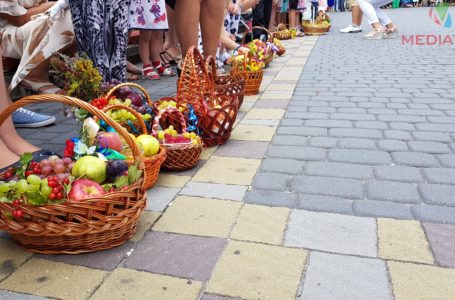 На Спаса тернополяни одягали вишиванки і клали у кошики з фруктами мед (Відео)