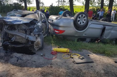 Біля Бучача дві автівки злетіли у кювет: водій загинув, двоє дітей у лікарні (Фото. ОНОВЛЕНО)