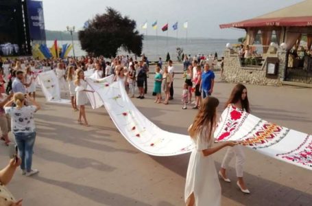 Тернопільські майстрині вишили 36-метровий рушник (Фото)