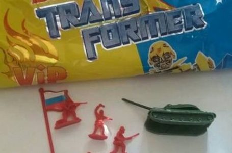 Тернопільський виробник кукурудзяних паличок дарує дітям російський прапор