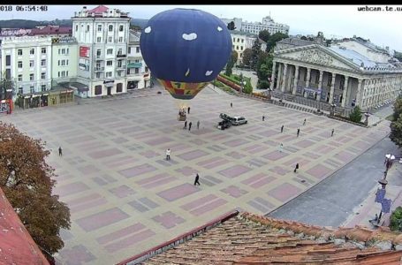 Гігантські повітряні кулі літають над будинками тернополян (Фото)