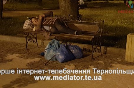 На бульварі Данила Галицького просто неба живе жінка, яку вигнали з дому (Фото)