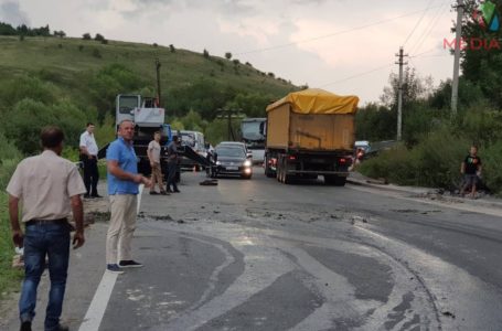 На межі Тернопільської та Львівської областей водії годинами стоять у заторі (Фото)