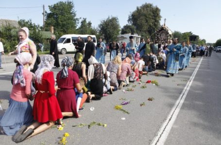 Нині у Почаєві тисячі паломників вшановують ікону Богородиці (Фото)