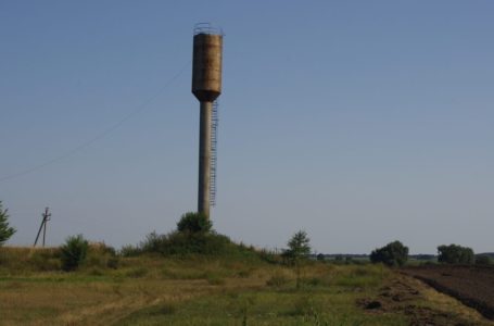 Аварійну водонапірну вежу просить демонтувати зі свого подвір’я житель Гусятинщини