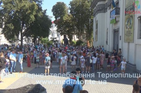 Канікули з Богом. Чотири сотні маленьких тернополян розважаються при Архикатедральному соборі (Відео)
