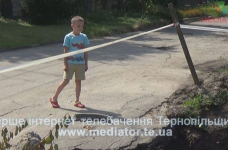 У Тернополі місяць заливає дощами глибочезну яму посеред дороги (Відео)