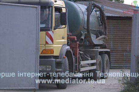 Активісти спіймали машину, яка зливає відходи у Тернопільське озеро (Наживо)