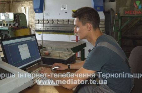 «Виїжджати не планую, бо щодня бачу дружину й донечку», – оператор верстата Ігор Шуст (Відео)