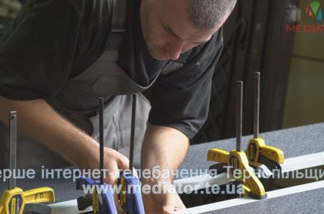 «Закордоном не мав часу зовсім, а вдома з дітьми граємося і вчимо уроки», – складальник дверей Роман Бойко (Відео)