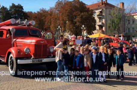 На Театральному майдані сотня рятувальників та десяток пожежних машин (НАЖИВО)