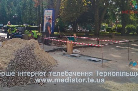 У центрі Тернополя встановлюють нові обмежувачі руху (Фото)
