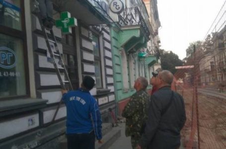 У Тернополі продовжують демонтувати незаконну рекламу