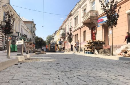 У центрі Тернополя висадили дерева під колір бруківки
