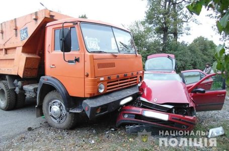На Тернопільщині КамАЗ розчавив іномарку, постраждали троє людей