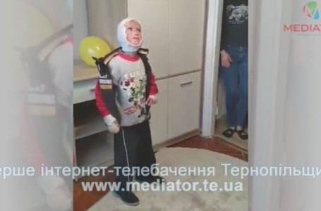 У відремонтованій після вибуху квартирі Максимка Лихолата зустріли з горою іграшок (Відео)