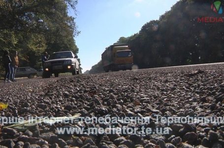 Після їзди дорогою Тернопіль-Львів у сотні автівок дірки в лобовому склі (Відео)