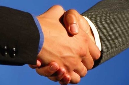 Чи знаєте Ви, як правильно потиснути руку при зустрічі?