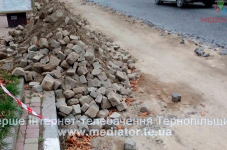 У Теребовлі вкладають демонтовану бруківку. Ремонтувати дорогу не планують