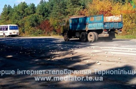 На Тернопільщині вантажівка їхала з відкритим кузовом і розсипала каміння (Фото)