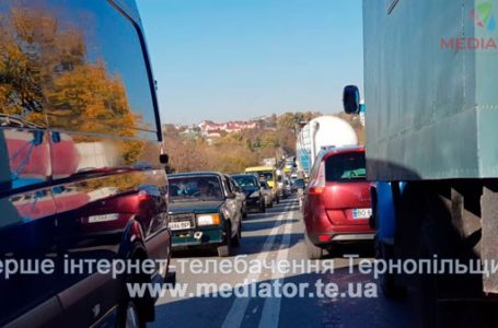 На об’їзній Тернополя затор через ДТП. Легківки на узбіччі (ФОТО)