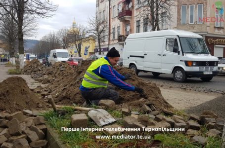 У Теребовлі вкладають бруківку. Рух транспорту ускладениний