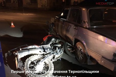 На Бандери ДТП: легківка збила мотоцикліста (Фото)