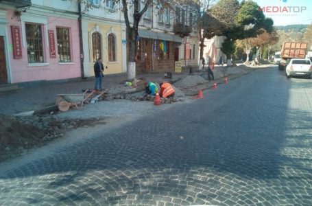 Бруківку, через яку протестували теребовлянці, встановлюють назад (Фото)