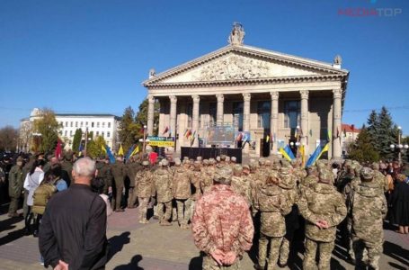 На Театральному майдані сотні військових та виставка бойової техніки (Фото)