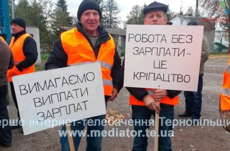 Працівники облавтодору перекрили дорогу через заборгованість (НАЖИВО)