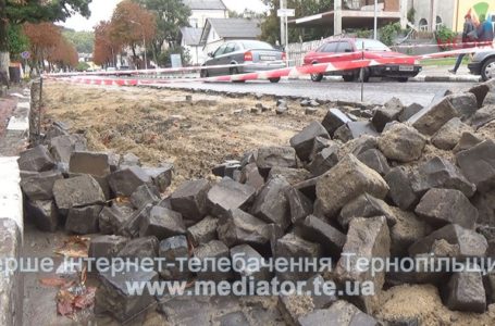Біля Теребовлянської міськради протест через бруківку (НАЖИВО)
