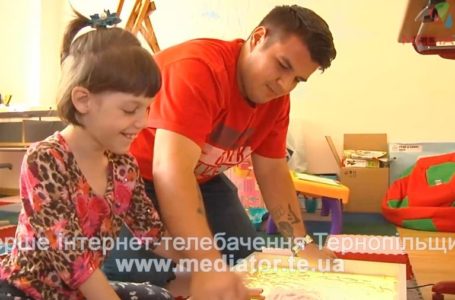 Восьмирічну Карінку навчили ходити та їсти у Домі милосердя (Відео)