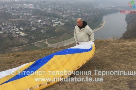 Між небом і землею: 60-річні тернополяни літають  на парапланах (Відео)