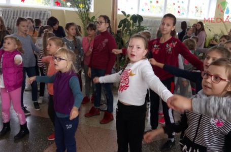 Замість перерви, у школі на Тернопільщині – запальні танці (Наживо)