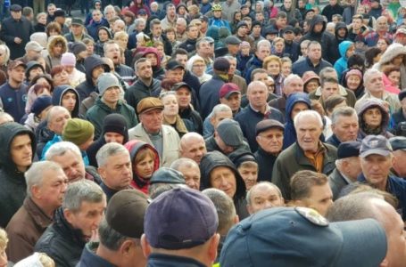 Під стінами міської ради сутички. Невідомі розпилили газ (НАЖИВО)