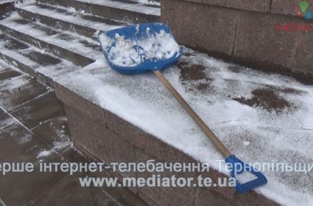 Після обіду у Тернополі — сніг. Комунальники уже посипають дороги